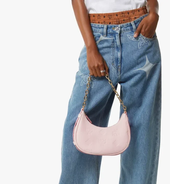 Aren Crescent Hobo-Tasche aus Maxi Monogram-Leder Aren Crescent Hobo-Tasche aus Maxi Monogram-Leder