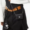 Aren Kettenbrieftasche aus geprägtem Monogram-Leder Aren Kettenbrieftasche aus geprägtem Monogram-Leder