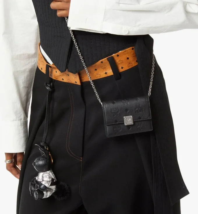 Aren Kettenbrieftasche aus geprägtem Monogram-Leder Aren Kettenbrieftasche aus geprägtem Monogram-Leder