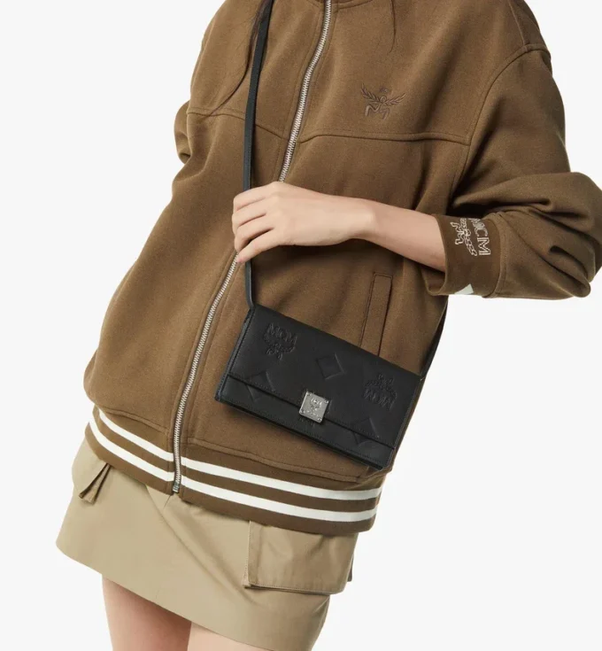 Aren Kettenbrieftasche aus geprägtem Monogram-Leder Aren Kettenbrieftasche aus geprägtem Monogram-Leder