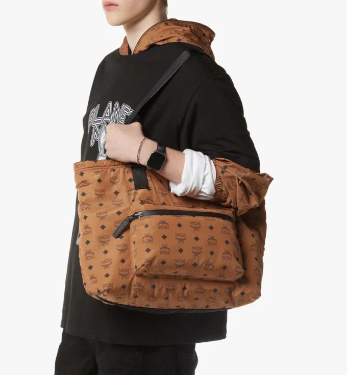 Aren Packable Tote aus Monogram-Nylon Aren Packable Tote aus Monogram-Nylon
