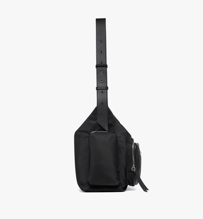 Aren Zip Hobo aus Econyl® und Leder mit Monogramm-Print Aren Zip Hobo aus Econyl® und Leder mit Monogramm-Print