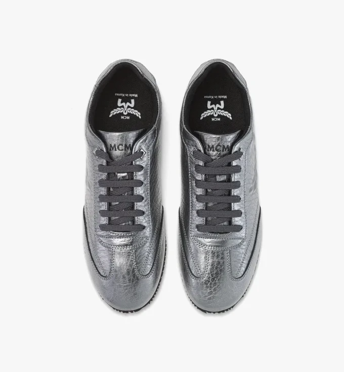 Federlite Sneaker aus metallischem Leder in Laurel Federlite Sneaker aus metallischem Leder in Laurel