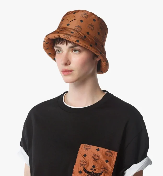 Gepolsterte Bucket Mütze aus Econyl® mit Monogram-Print Gepolsterte Bucket Mütze aus Econyl® mit Monogram-Print