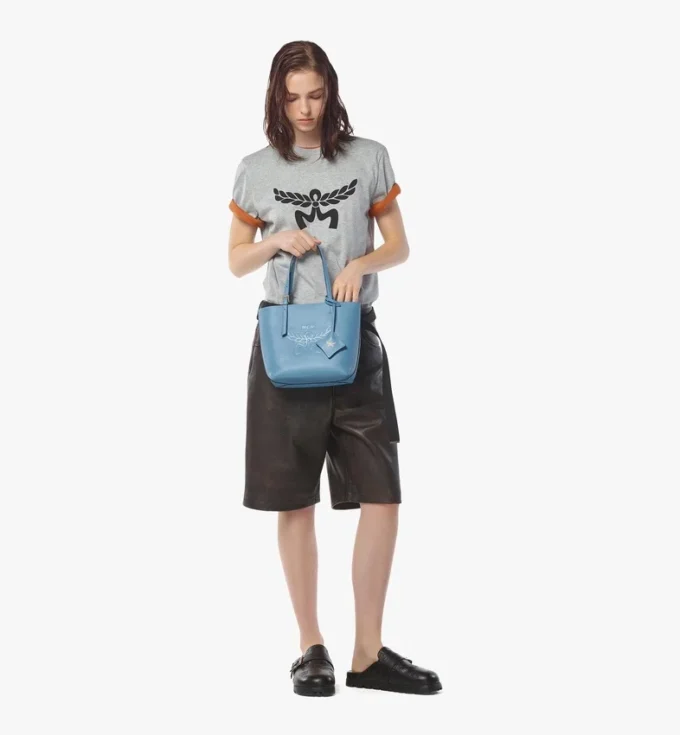Himmel Shopper aus geprägtem Logo-Leder Himmel Shopper aus geprägtem Logo-Leder