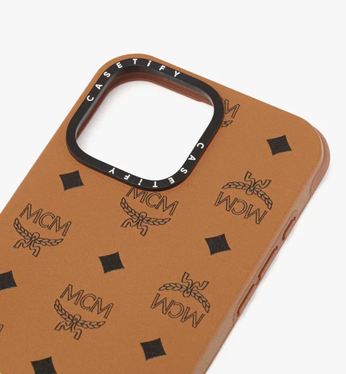 iPhone 16 Pro Max MCM x Casetify Messingplättchen Bioveg iPhone-Hülle iPhone 16 Pro Max MCM x Casetify Messingplättchen Bioveg iPhone-Hülle