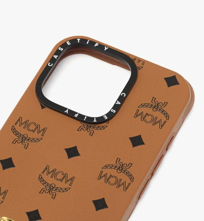 iPhone 16 Pro MCM x Casetify Messingplatte Bioveg iPhone-Hülle iPhone 16 Pro MCM x Casetify Messingplatte Bioveg iPhone-Hülle