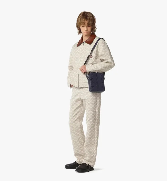 Klassik Crossbody aus Maxi Monogram-Leder Klassik Crossbody aus Maxi Monogram-Leder