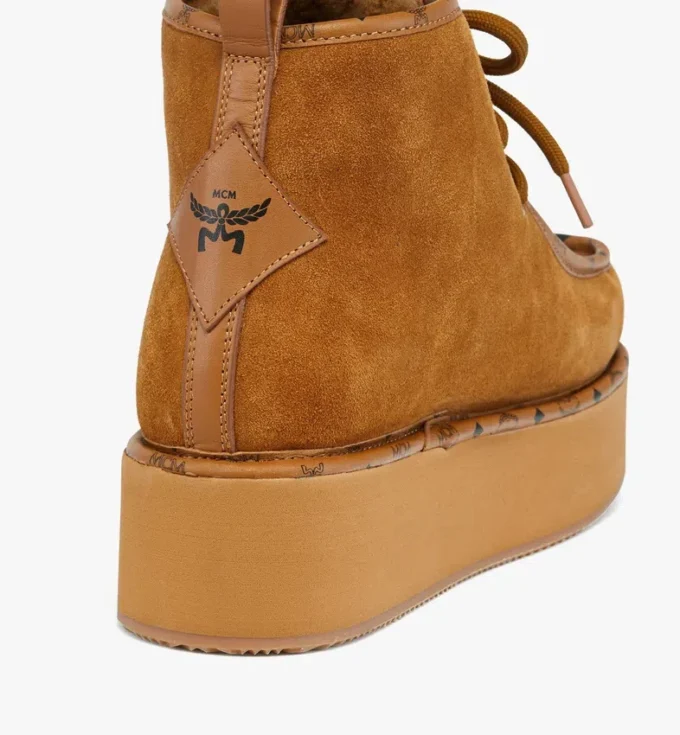 Plateaustiefel aus Kalbsveloursleder Plateaustiefel aus Kalbsveloursleder