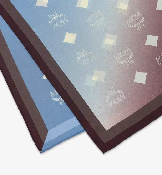 Schal mit Farbverlaufs-Monogramm aus Bio-Seide Schal mit Farbverlaufs-Monogramm aus Bio-Seide
