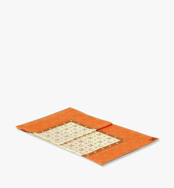 Schal mit Rauten-Monogramm aus Bio-Seide Schal mit Rauten-Monogramm aus Bio-Seide