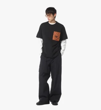 T-Shirt mit Monogramm-Aufnäher-Tasche aus Bio-Baumwolle