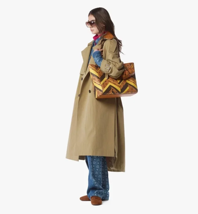 Toni Shopper mit Reißverschluss oben und Nieten in Mega Herringbone Visetos Toni Shopper mit Reißverschluss oben und Nieten in Mega Herringbone Visetos