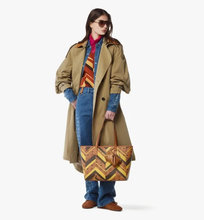 Toni Shopper mit Reißverschluss oben und Nieten in Mega Herringbone Visetos Toni Shopper mit Reißverschluss oben und Nieten in Mega Herringbone Visetos