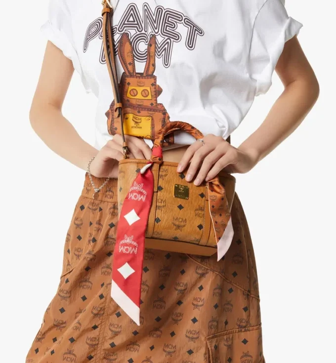 Wendbarer Petite-Schal aus Bio-Seide mit Monogramm-Print Wendbarer Petite-Schal aus Bio-Seide mit Monogramm-Print