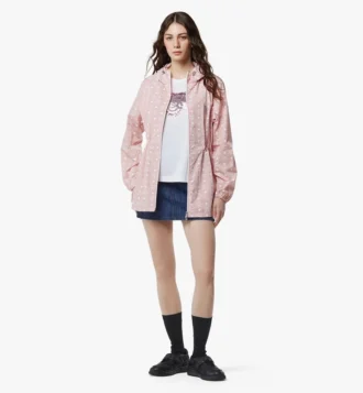 Windjacke mit Kapuze und Monogramm-Print aus recyceltem Nylon Windjacke mit Kapuze und Monogramm-Print aus recyceltem Nylon