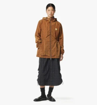 Windjacke mit Kapuze und Monogramm-Print aus recyceltem Nylon Windjacke mit Kapuze und Monogramm-Print aus recyceltem Nylon