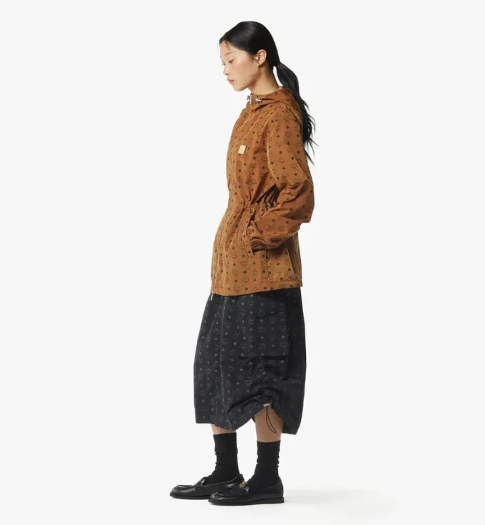 Windjacke mit Kapuze und Monogramm-Print aus recyceltem Nylon Windjacke mit Kapuze und Monogramm-Print aus recyceltem Nylon