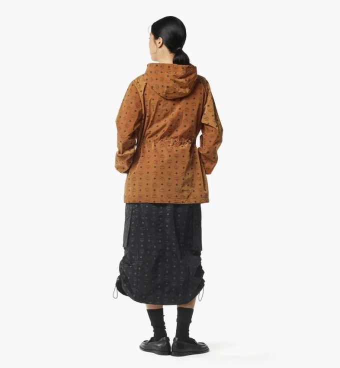 Windjacke mit Kapuze und Monogramm-Print aus recyceltem Nylon Windjacke mit Kapuze und Monogramm-Print aus recyceltem Nylon