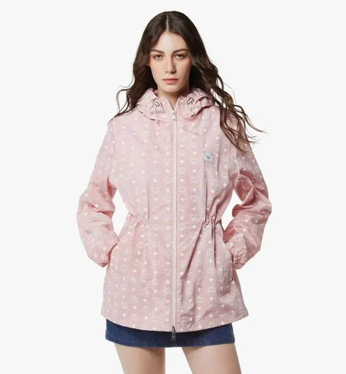 Windjacke mit Kapuze und Monogramm-Print aus recyceltem Nylon Windjacke mit Kapuze und Monogramm-Print aus recyceltem Nylon