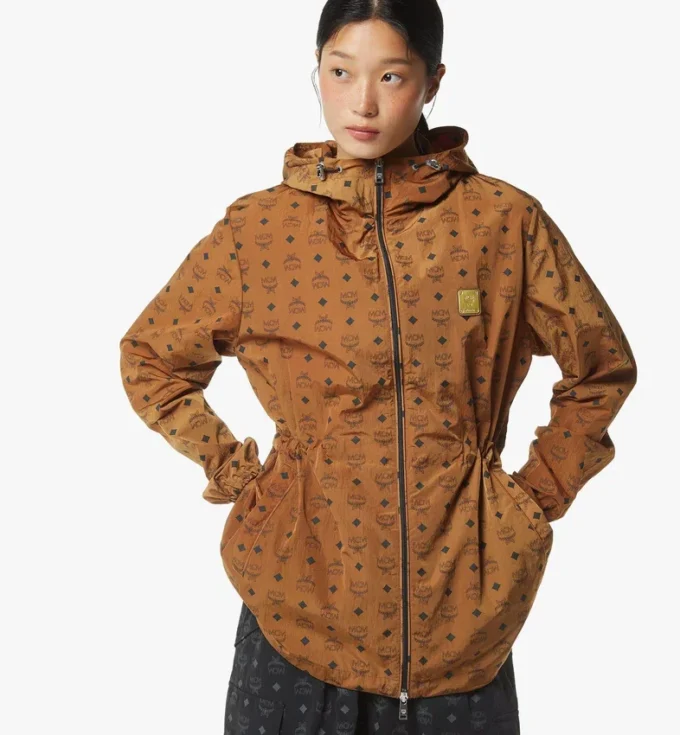 Windjacke mit Kapuze und Monogramm-Print aus recyceltem Nylon Windjacke mit Kapuze und Monogramm-Print aus recyceltem Nylon